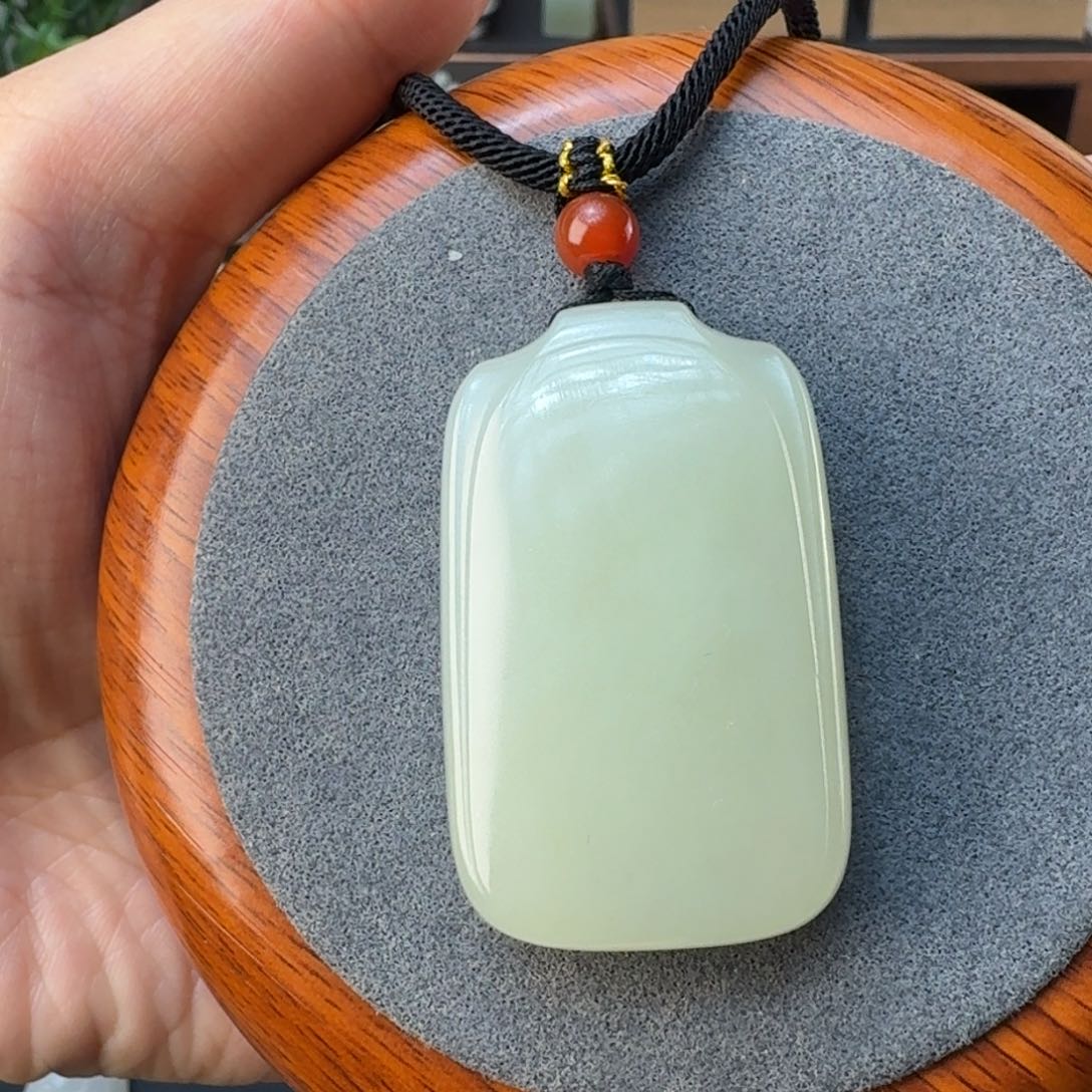 和田玉颈饰未镶嵌小***?