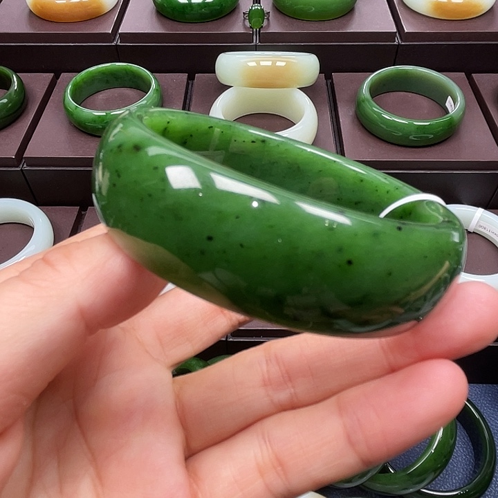 用****和田玉未镶嵌手镯