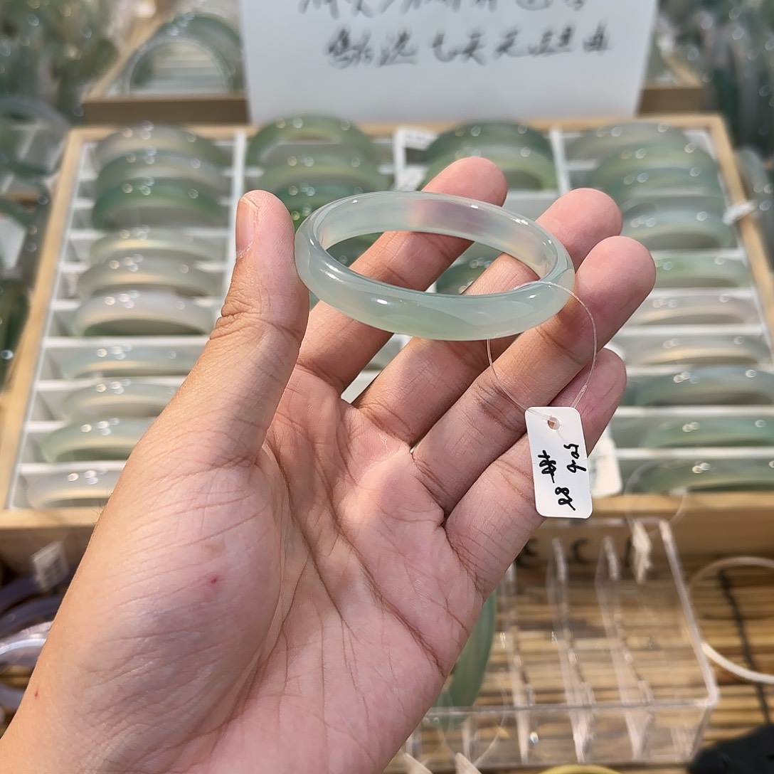 玛瑙/玉髓未镶嵌手镯圈口50.6