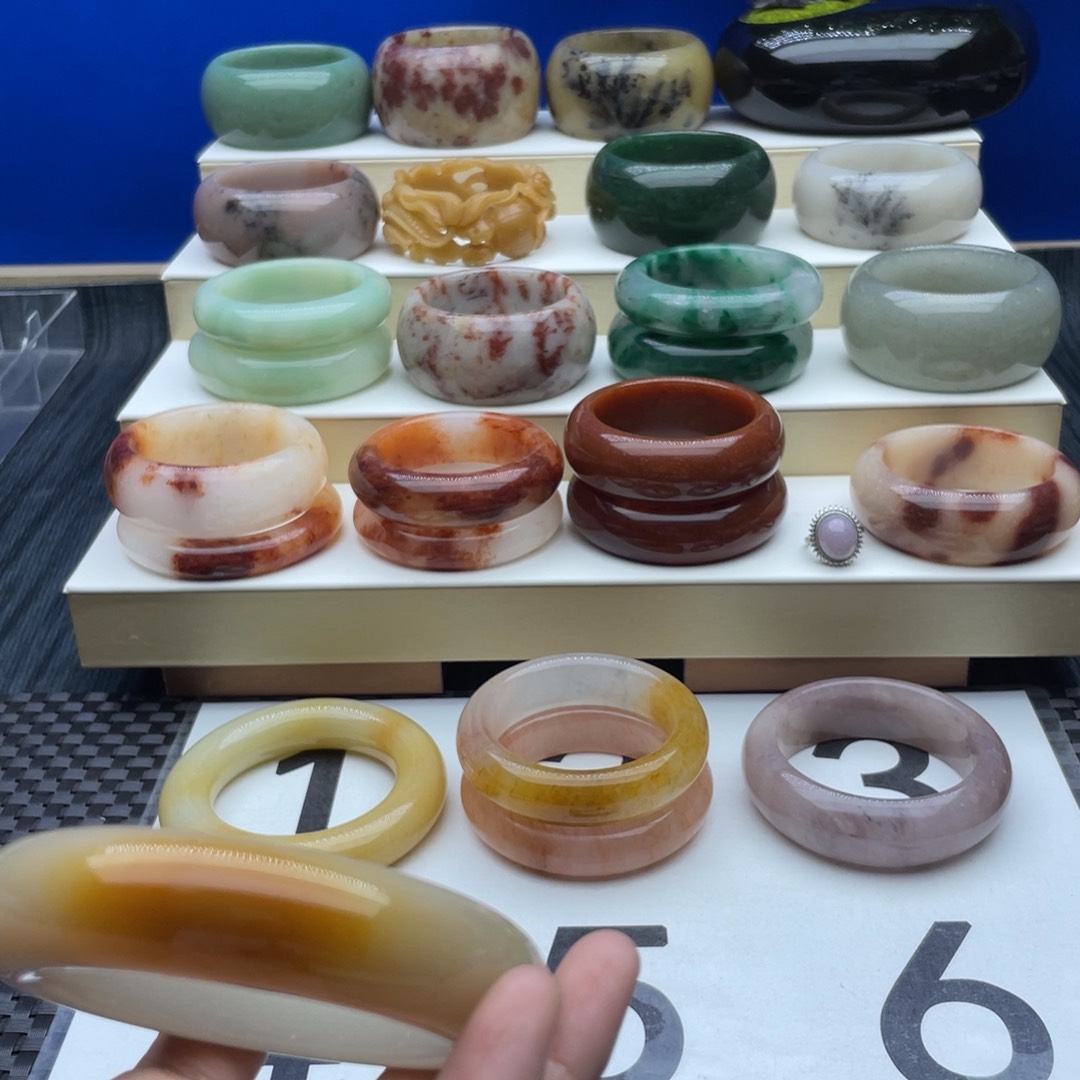 石英质玉手镯未镶嵌龙***里