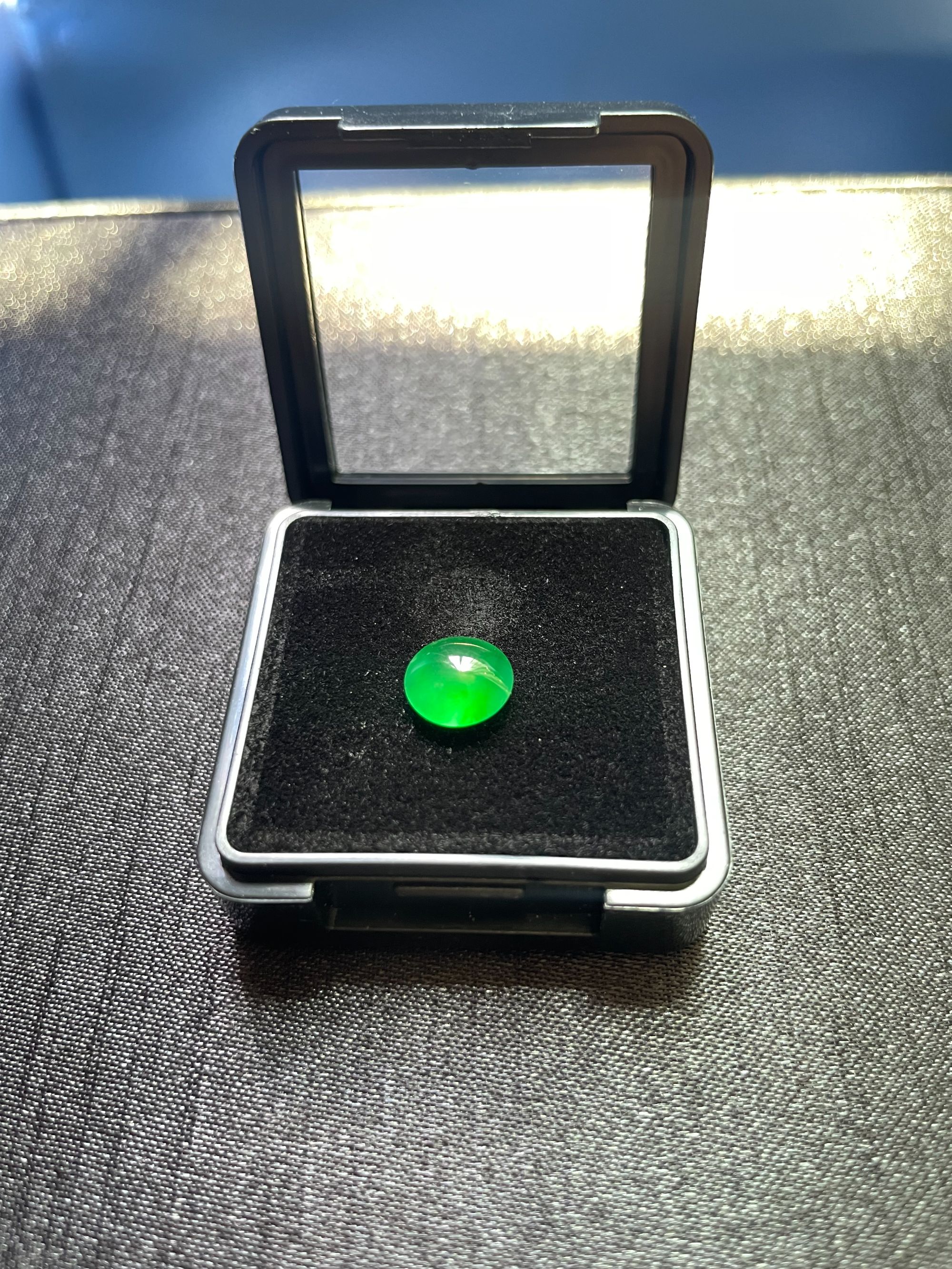 自然光拍摄天然缅甸A货翡翠蛋面裸石正圆8.6x4.2（mm）/0.41g