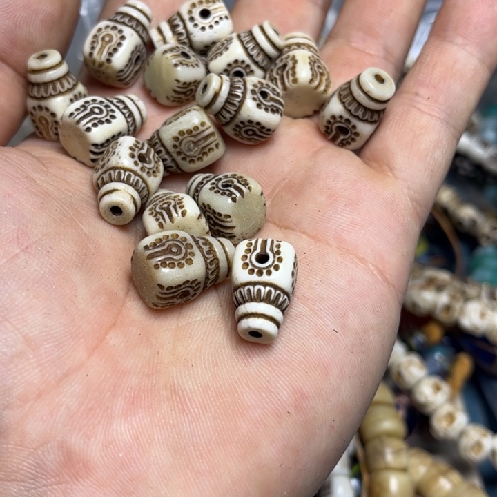 颈饰玻璃2644。牛骨三通一个