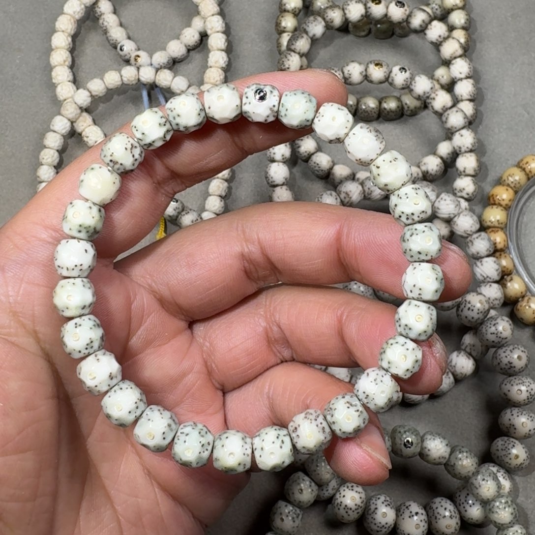 星月菩提吊坠7.7mm星月菩提石玉料无相瑕疵拍