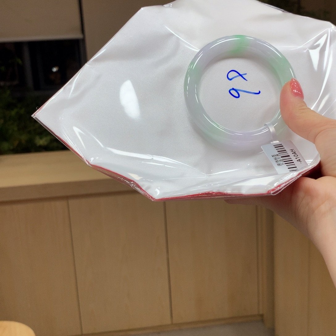 翡翠手镯未镶嵌不退不换