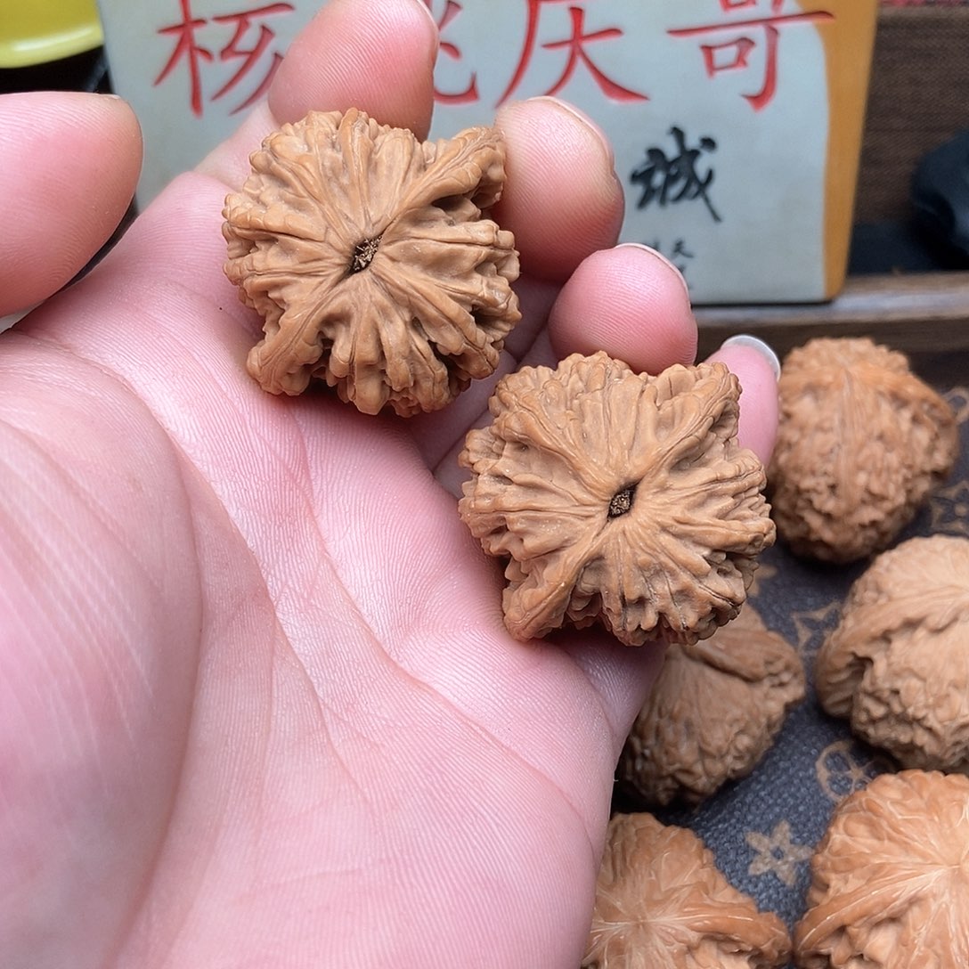 文玩核桃吊坠虎头