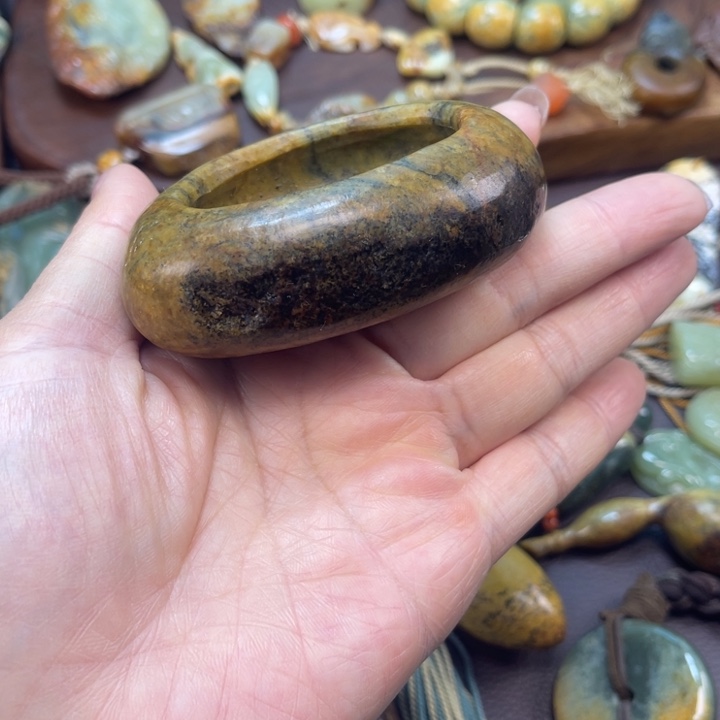 小***式岫岩河磨玉（透闪石质玉）未镶嵌珠宝半成品