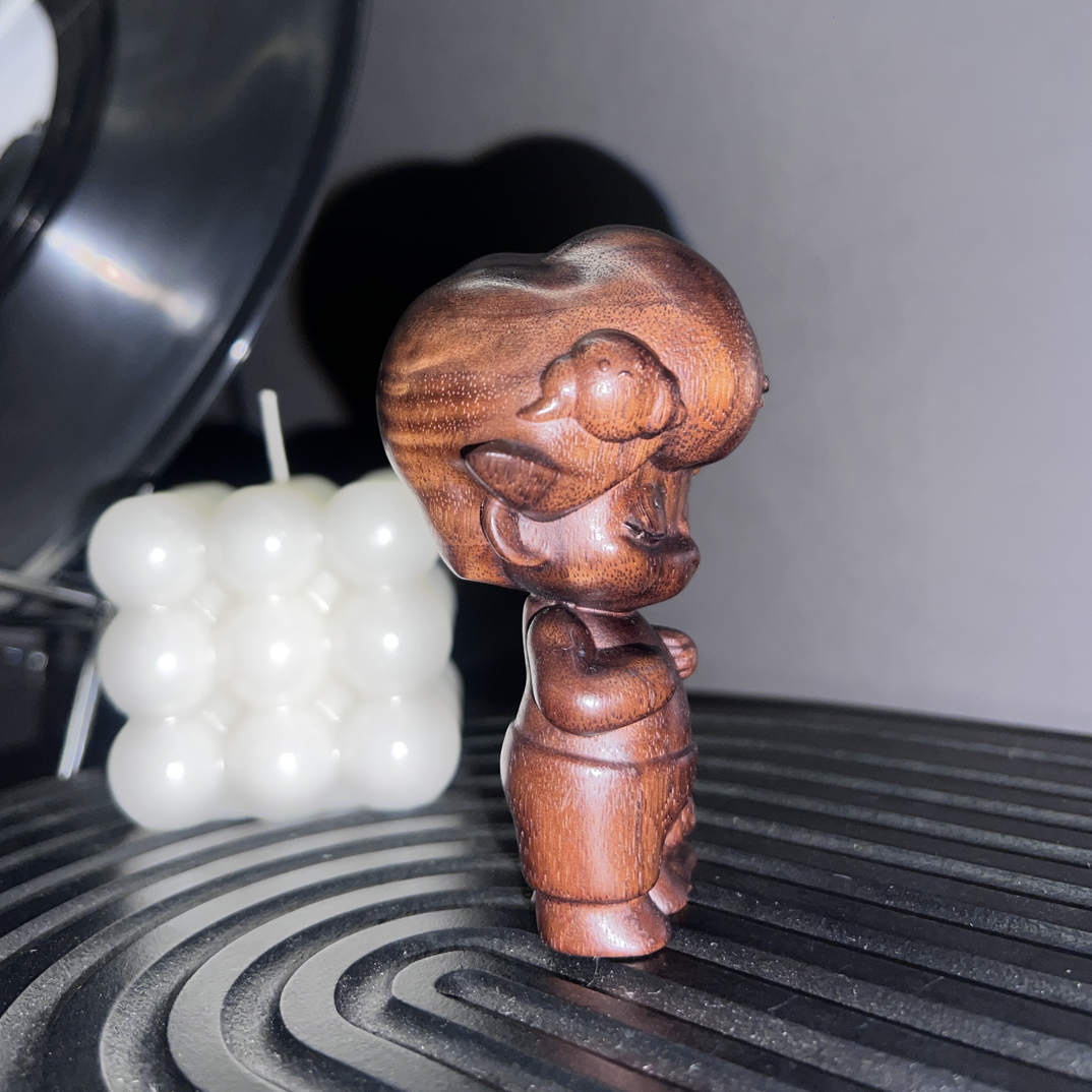 可以把玩包浆的木雕手办，雷阵雨