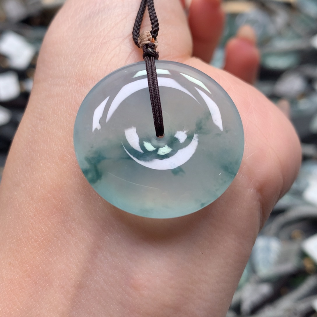 翡翠颈饰未镶嵌平安扣