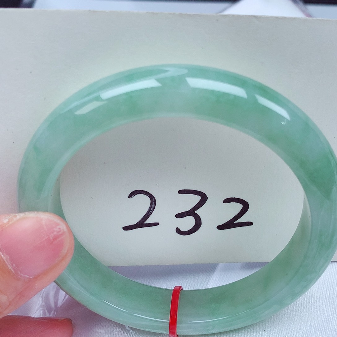 翡翠手镯未镶嵌翡翠