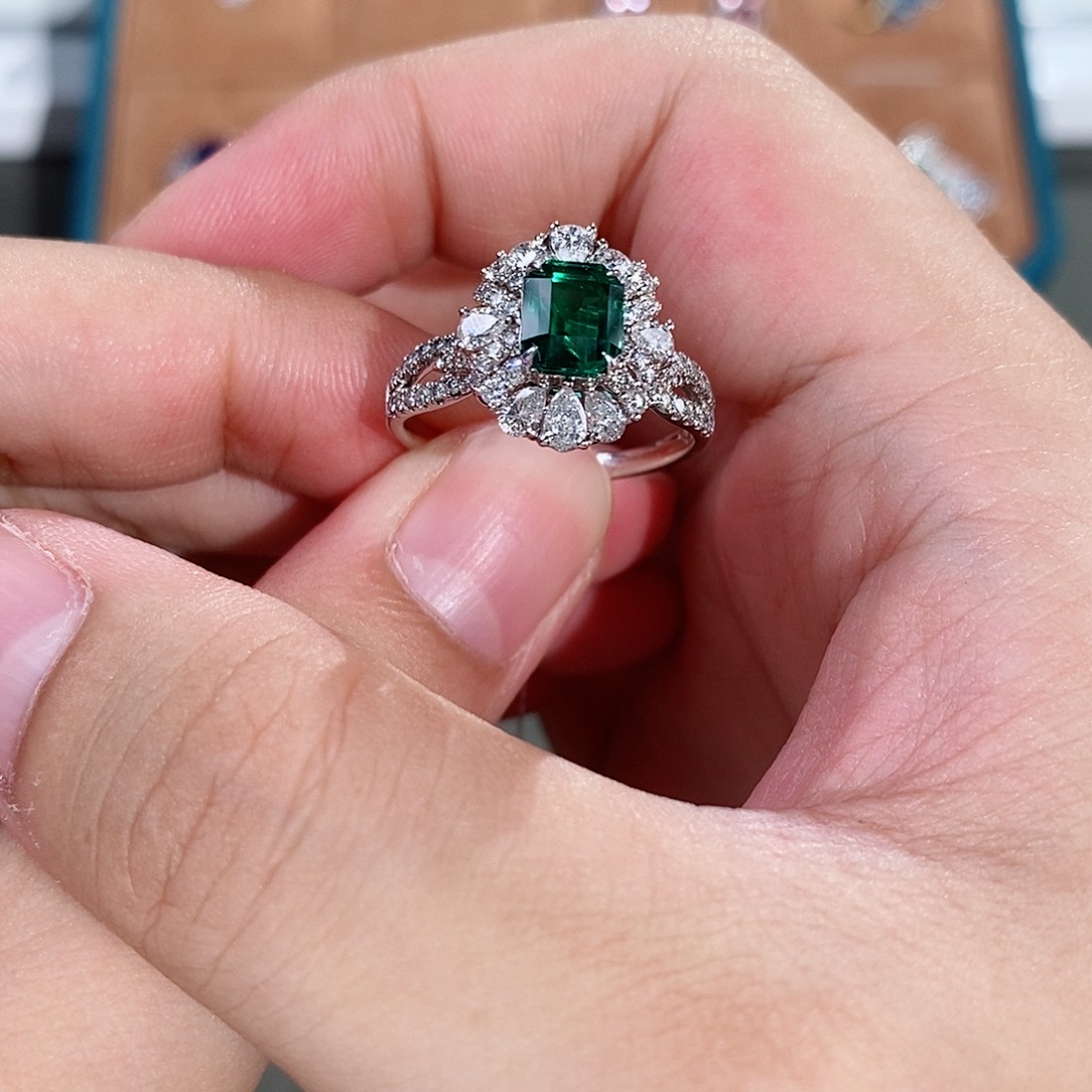 18K金镶嵌戒指祖母绿1.4ct