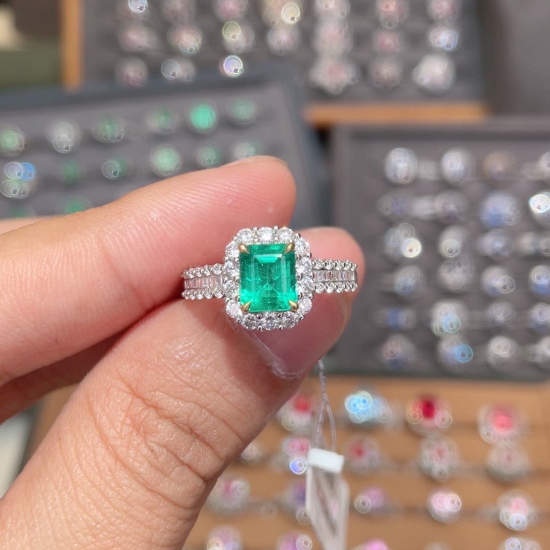 祖母绿戒指18K金镶嵌1.29ct 