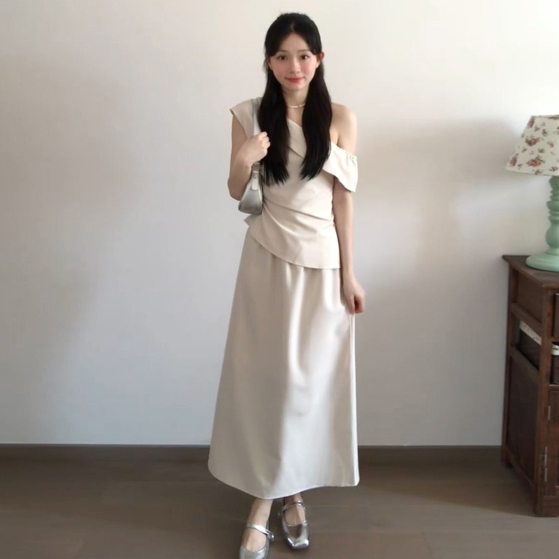 法式绝美斜肩连衣裙子2025新款女夏季高级气质收褶上衣长裙两件套