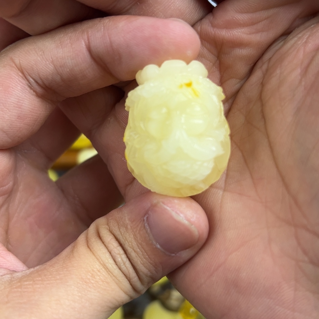 大***臭琥珀未镶嵌珠宝奇石