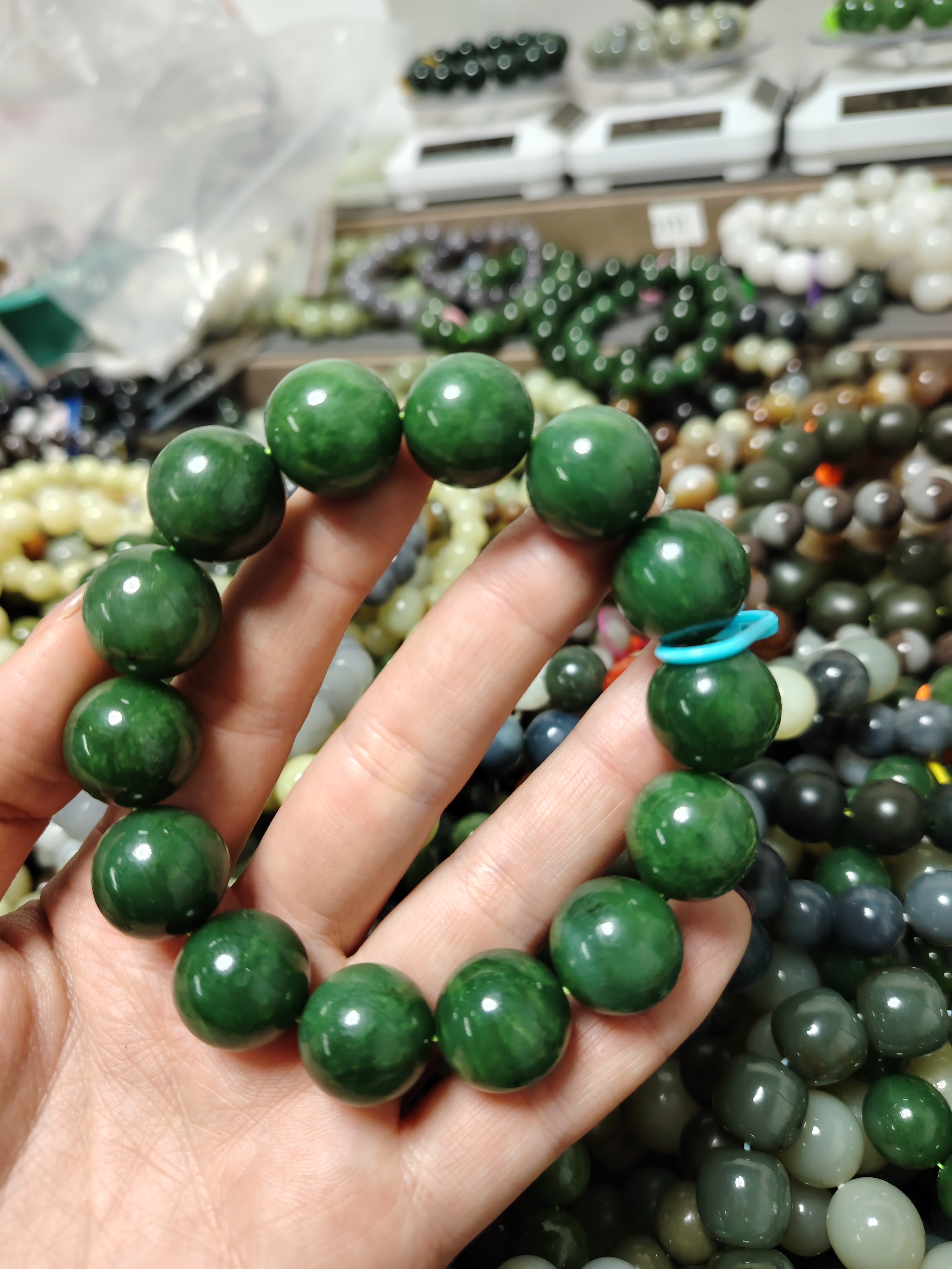 和田玉俄碧阳绿色卡16mm