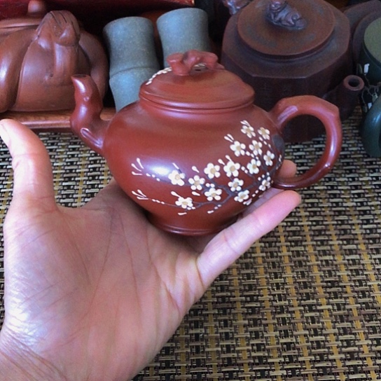 紫砂茶壶原矿泥料手工制作的紫砂壶。