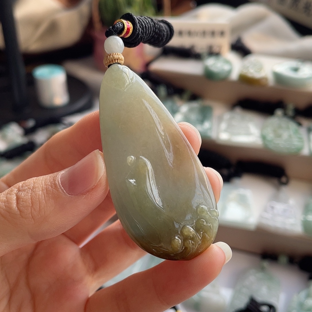 翡翠未镶嵌颈饰悟道