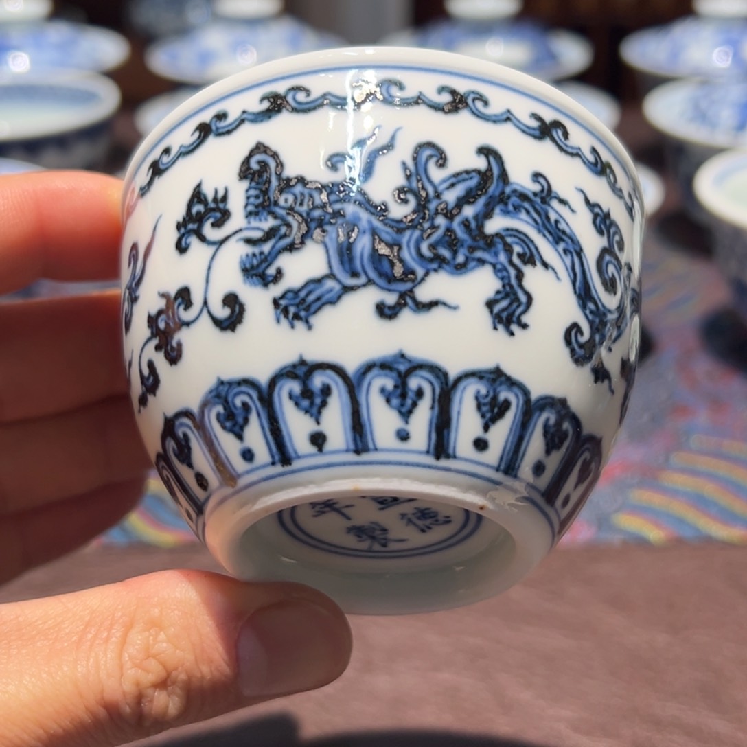 杯青花夔龙缸杯口径约7.9厘米