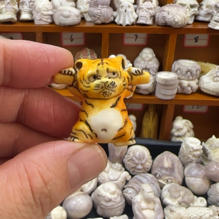 非金属配饰鹿角雕刻老虎