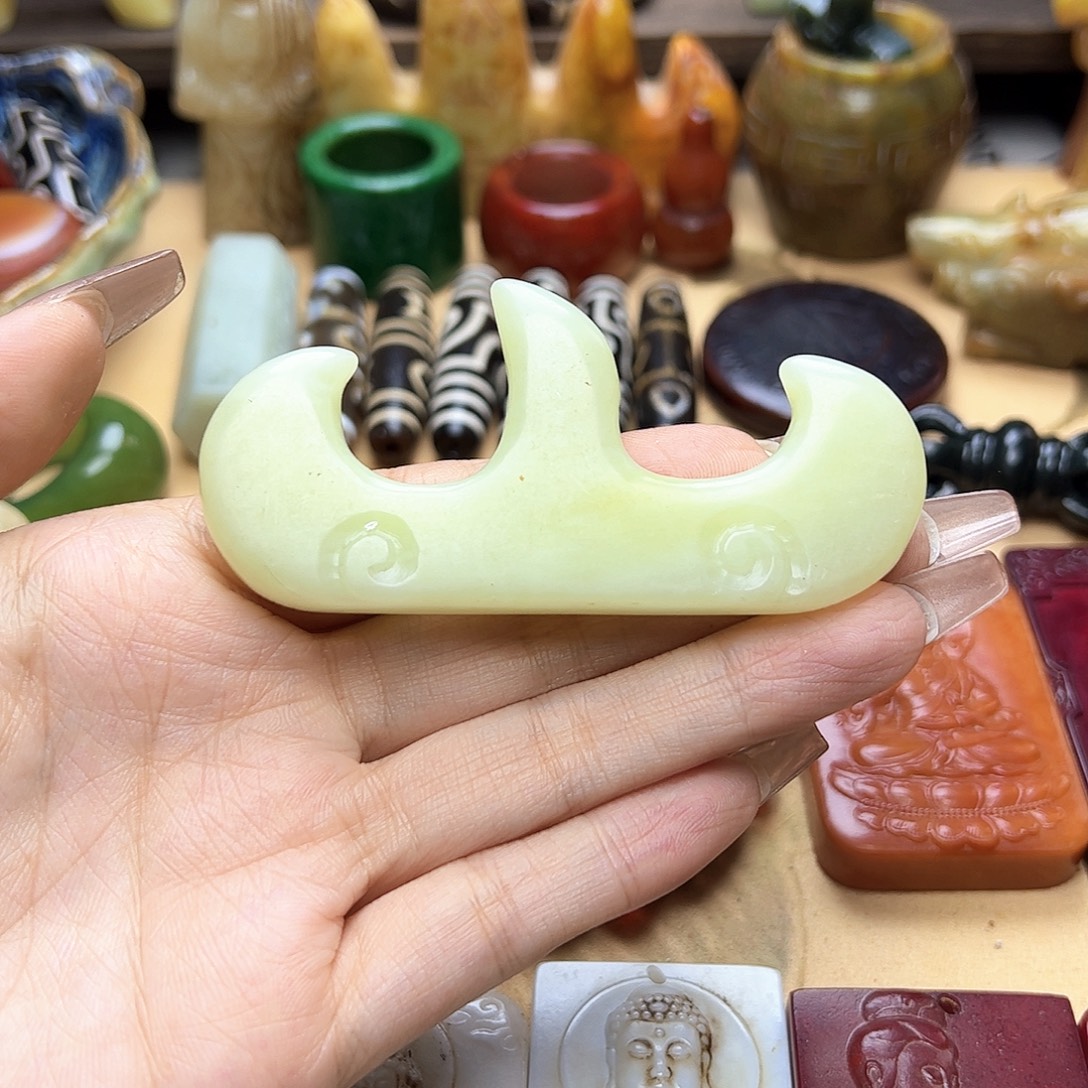 蛇纹石玉未镶嵌颈饰