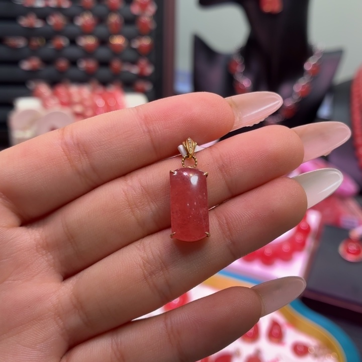 菱锰矿（红纹石）18K金镶嵌颈饰无事牌吊坠3.18g