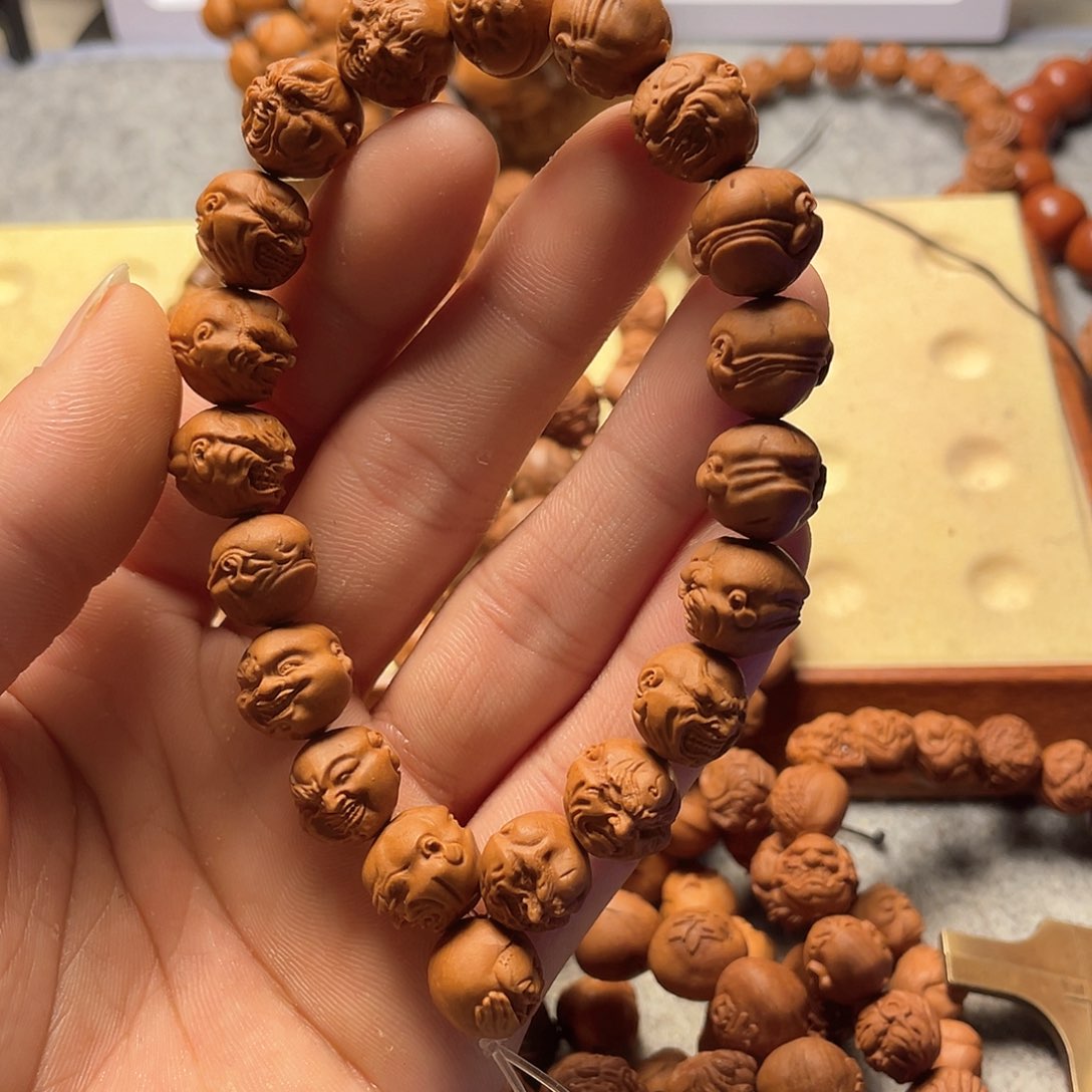 龙纹桃核雕刻恶僧