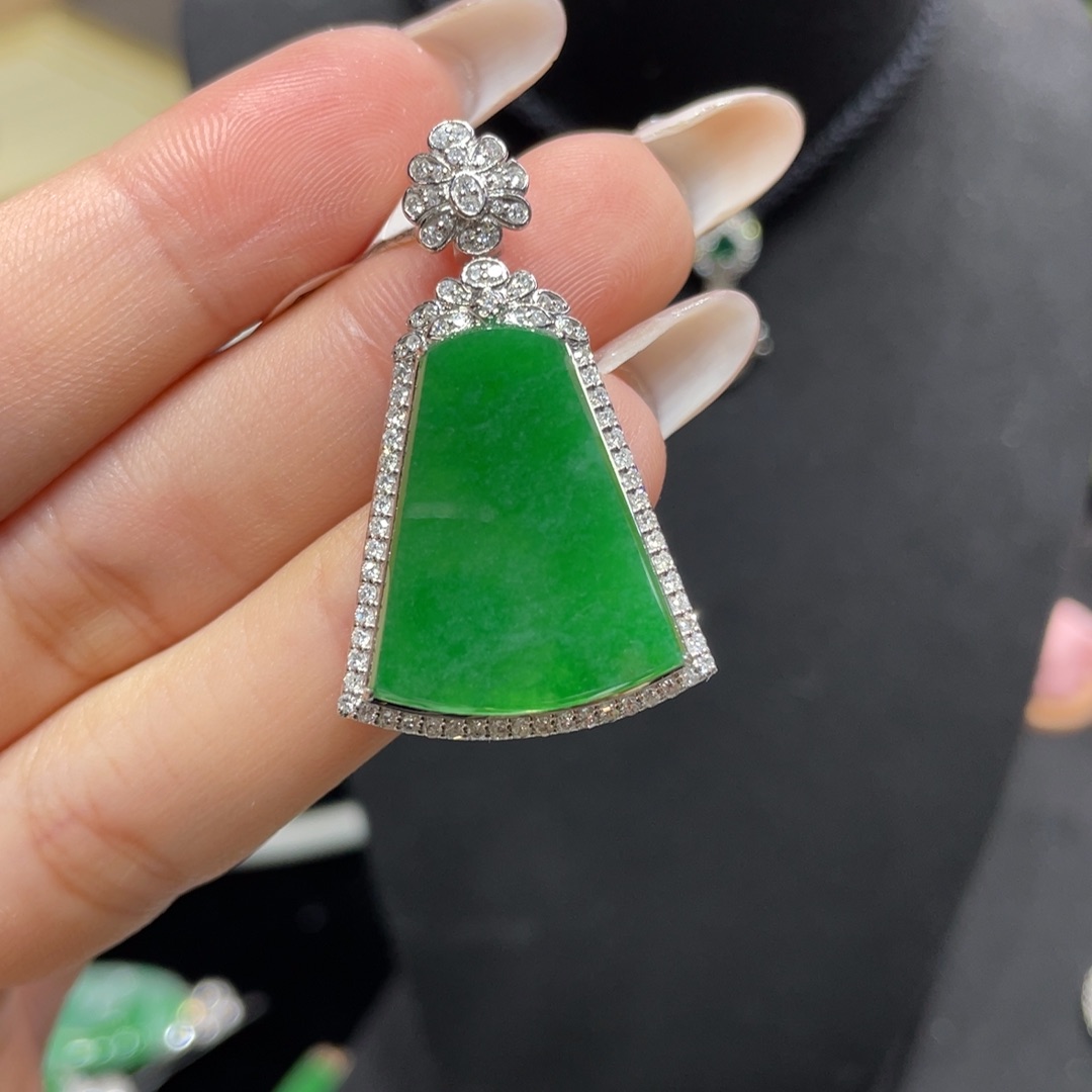 翡翠颈饰18K金镶嵌天然缅甸翡翠a货