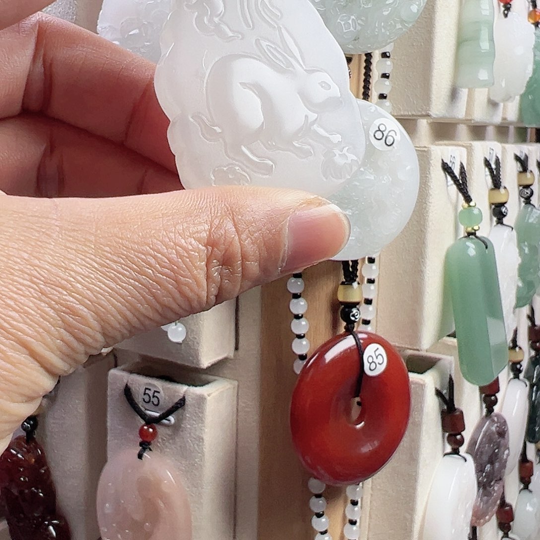 石英质玉（金丝玉）未镶嵌颈饰