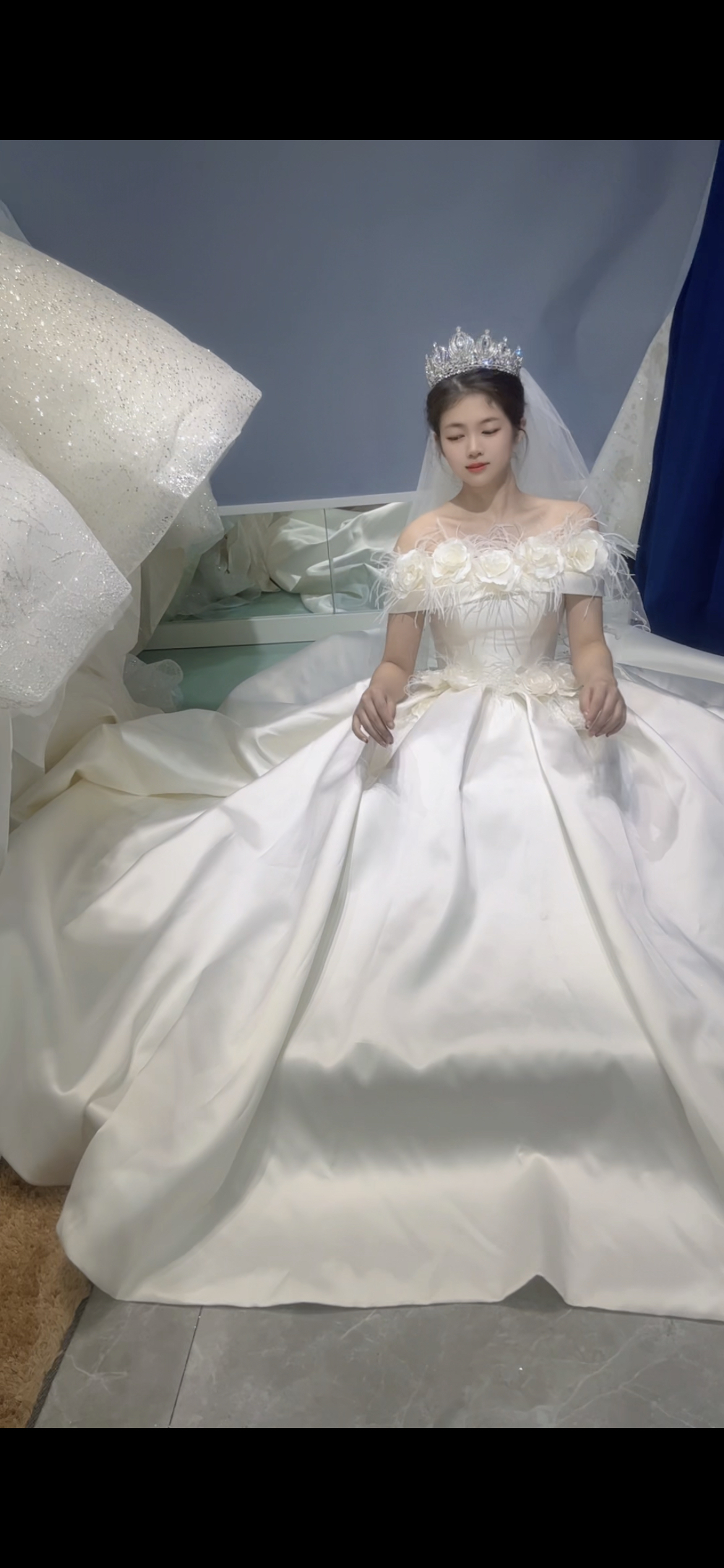 气质女神遮肉显瘦一字肩齐地婚纱羽毛飘逸