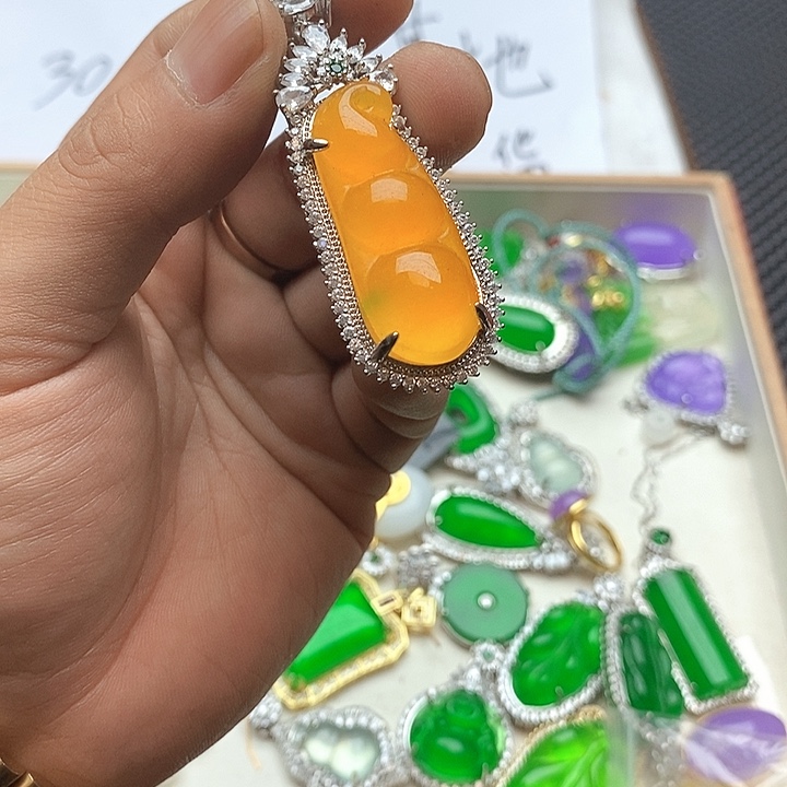 翡翠颈饰未镶嵌吧vv