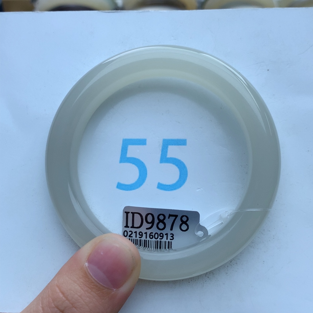 和田玉手镯未镶嵌小**?