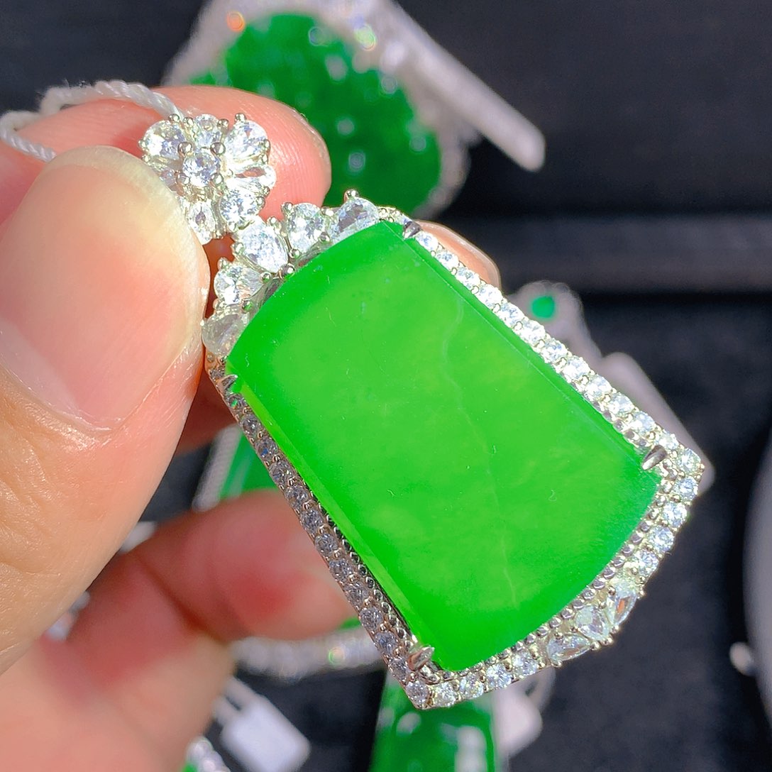 翡翠颈饰银S925镶嵌吊坠