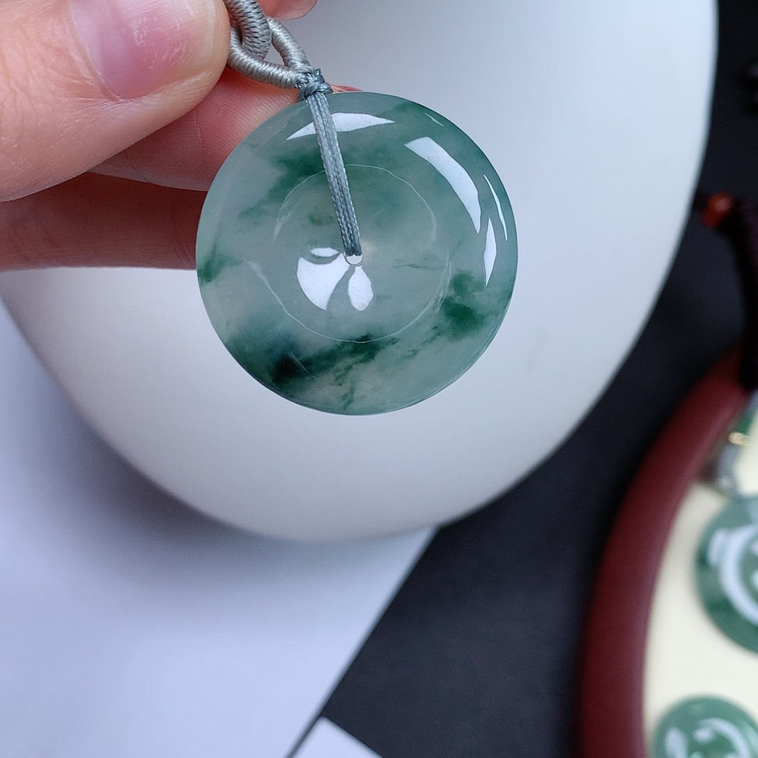 翡翠颈饰未镶嵌平安扣