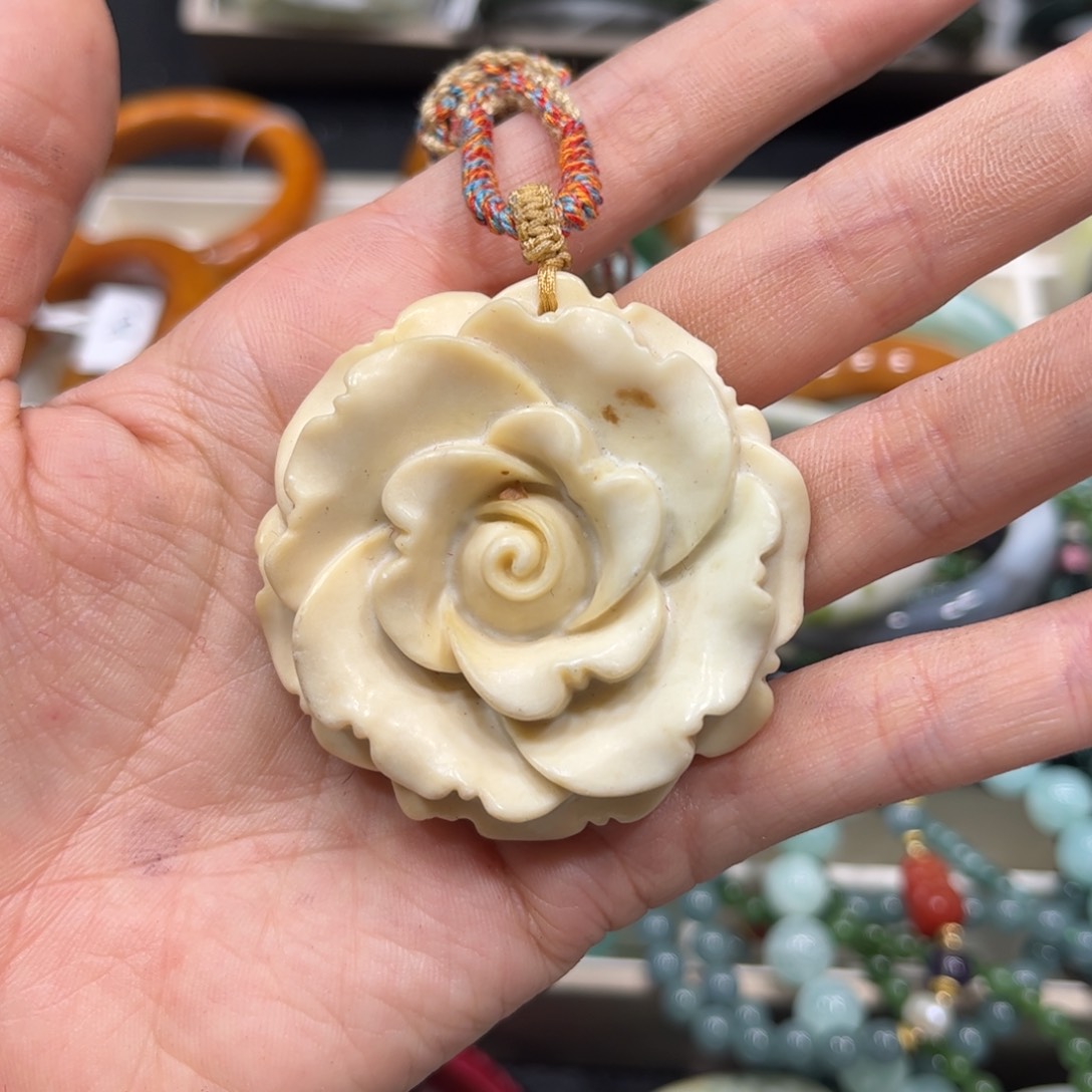 蛇纹石玉颈饰未镶嵌