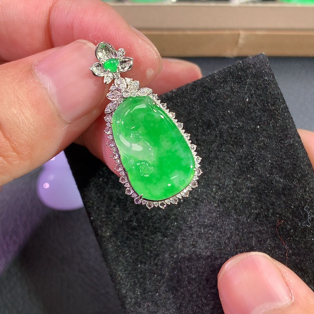 翡翠吊坠(赠链)18K金镶嵌