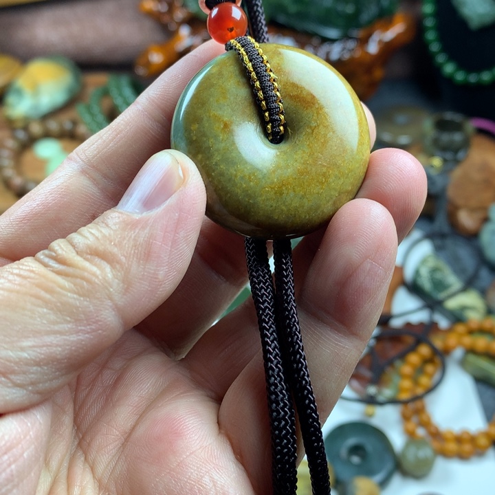 透闪石质玉吊坠未镶嵌