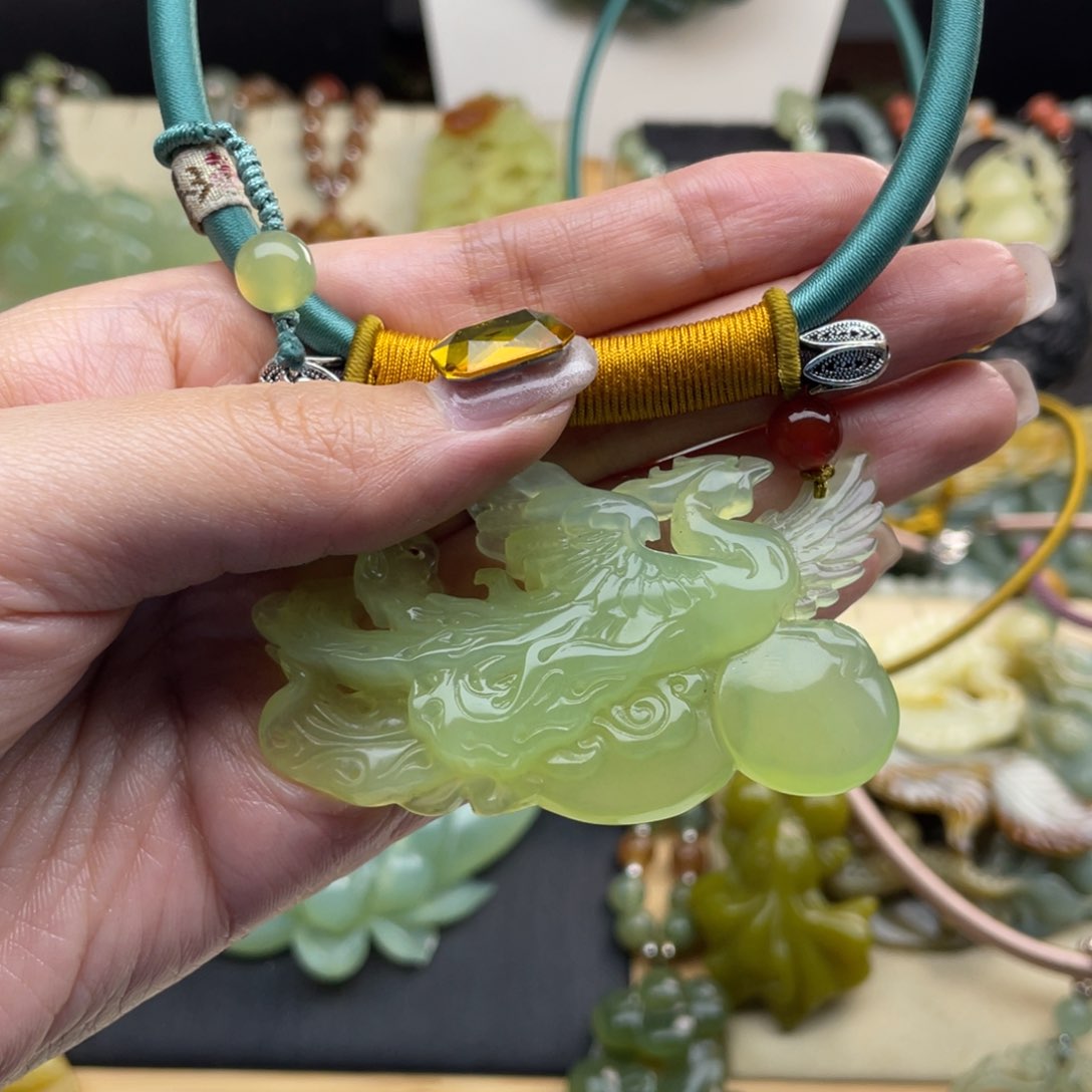 蛇纹石玉颈饰未镶嵌