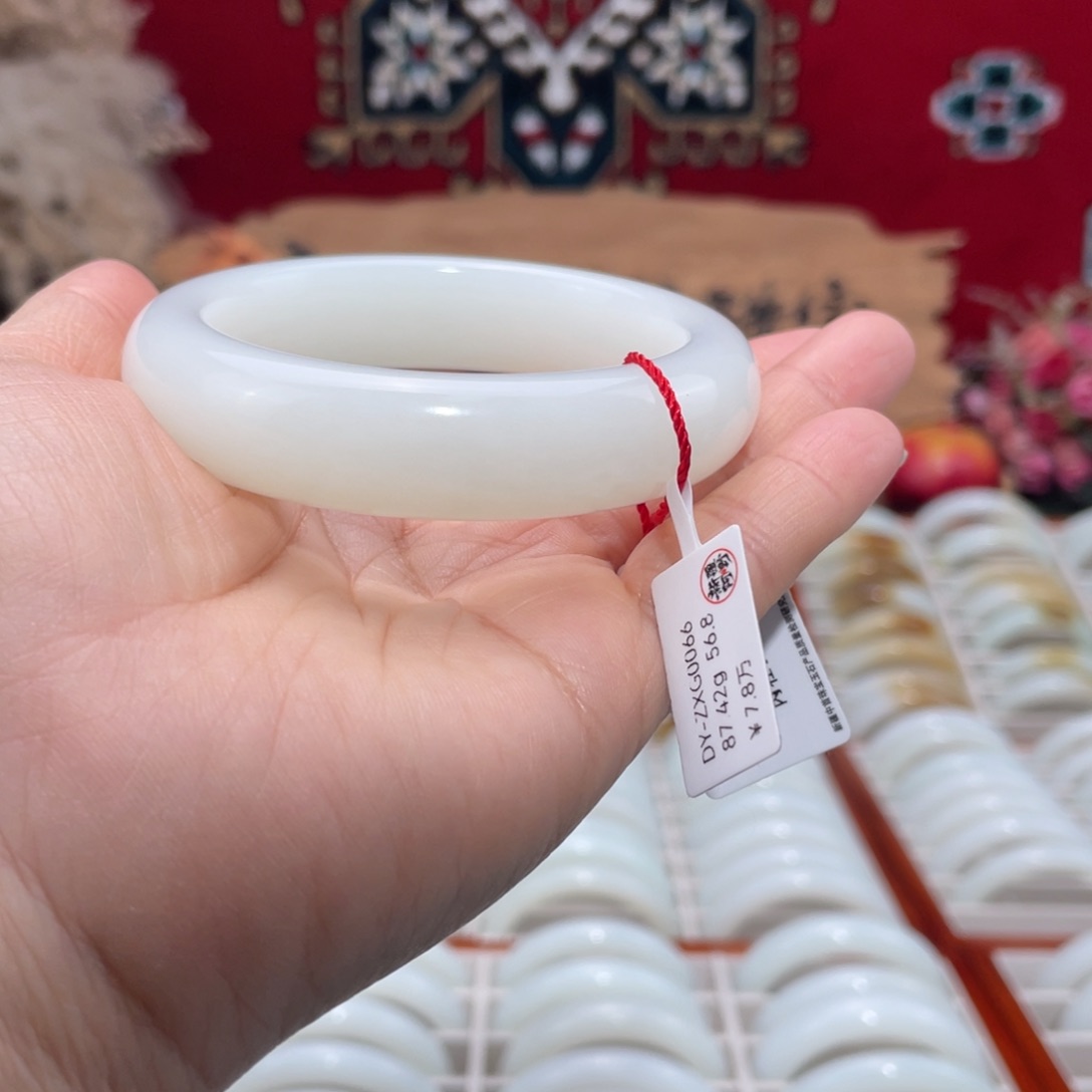 未镶嵌手镯和田玉天然优雅高贵且末