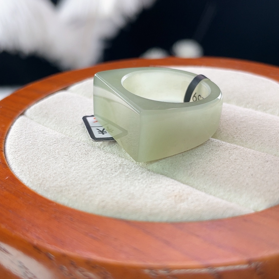 和田玉未镶嵌戒指l44。冰晴绿马鞍。18.3。不退换