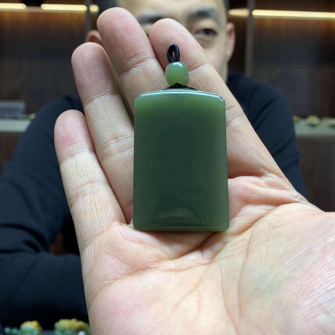 岫岩老玉（透闪石质玉）颈饰未镶嵌君*笑