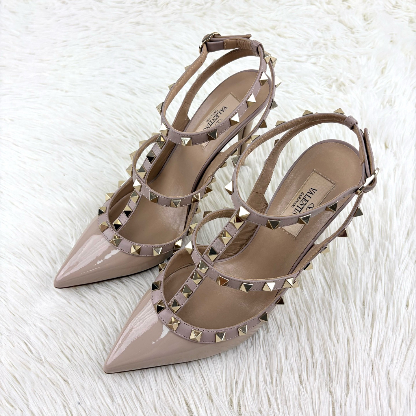 99新 Valentino/华伦天奴 二环铆钉裸色尖头漆皮高跟鞋38码 咩