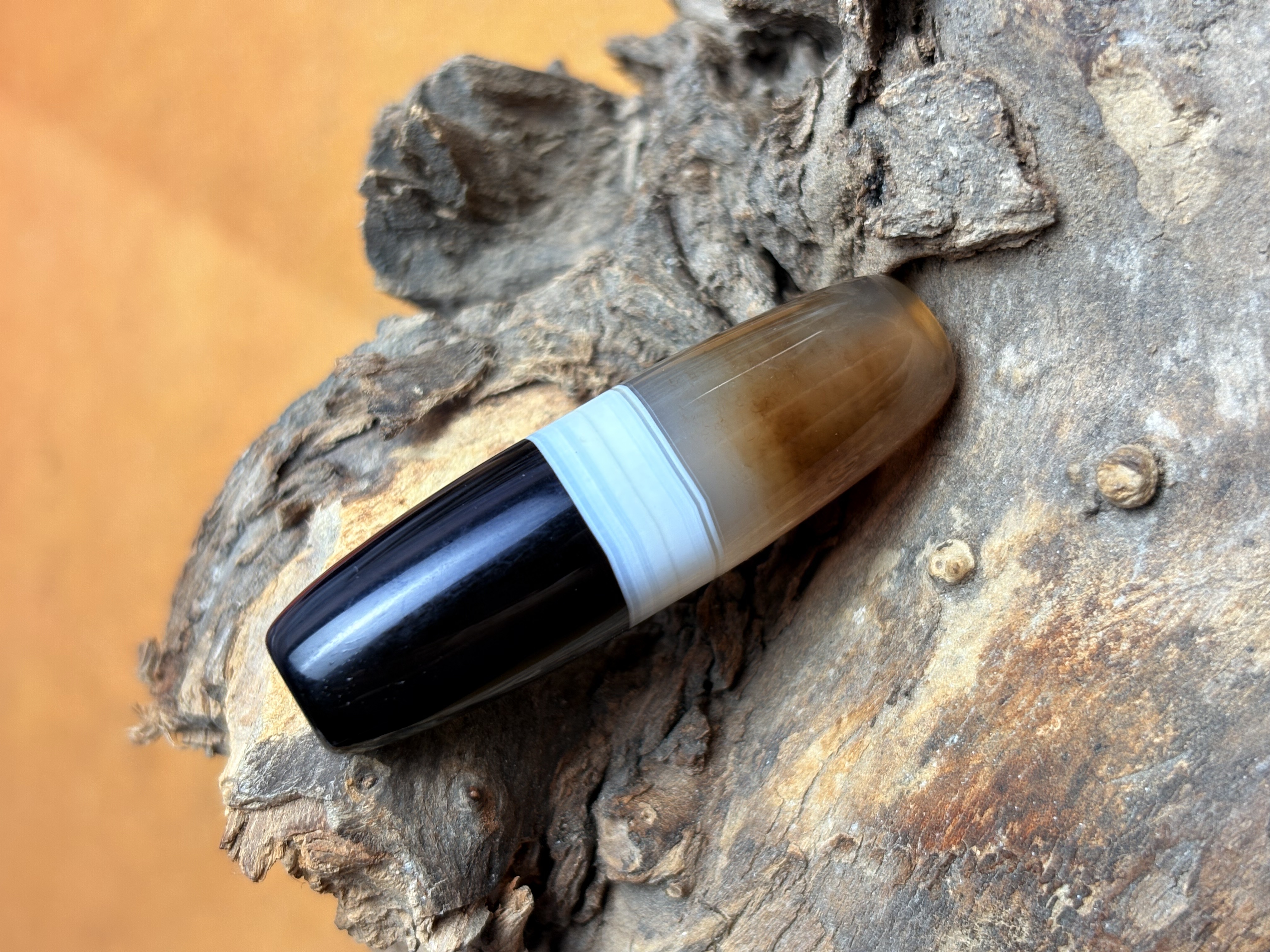 天然玛瑙一线药师半山水，一念之间。尺寸：50.1×14.8mm