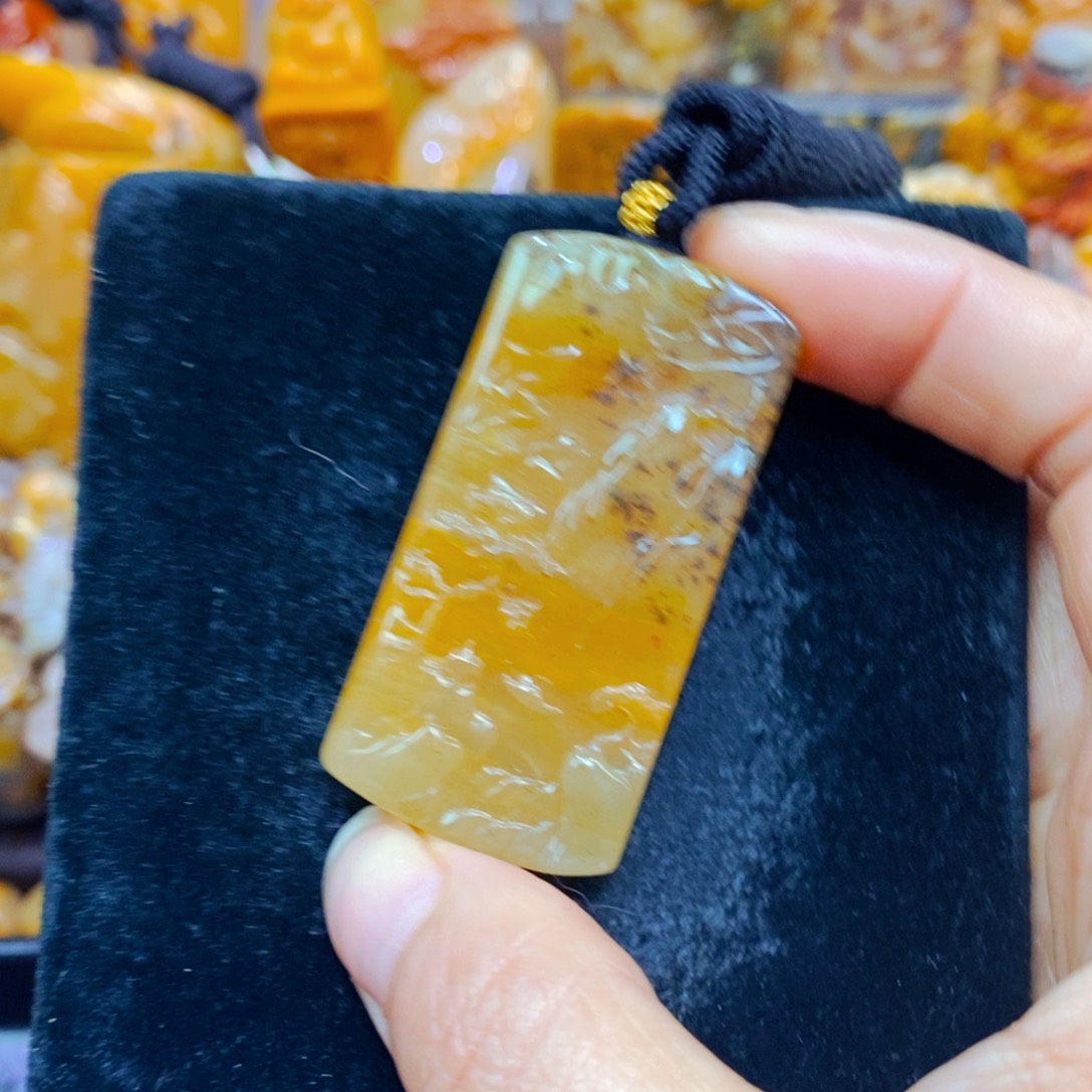 未镶嵌石英质玉（黄龙玉）颈饰