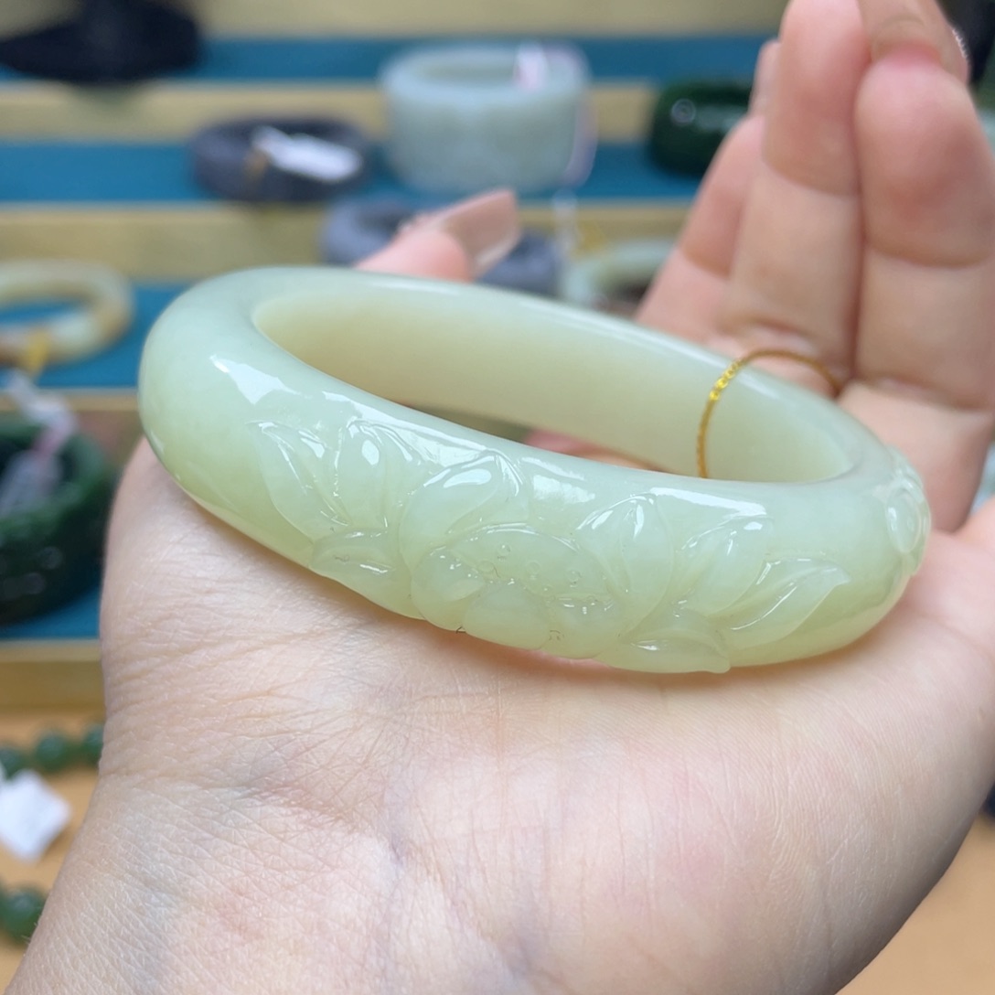 和田玉手镯58+口。编号81未镶嵌