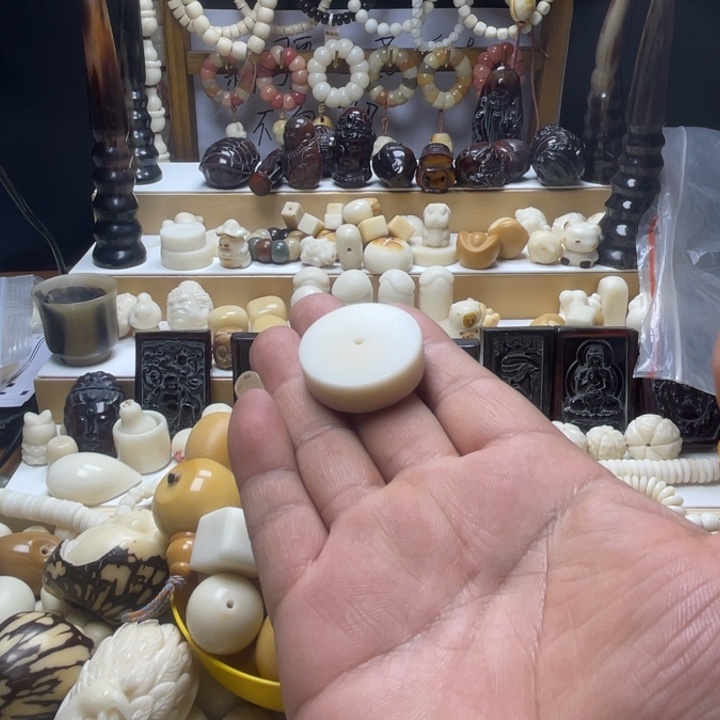 以*妍象牙果雕刻饼子