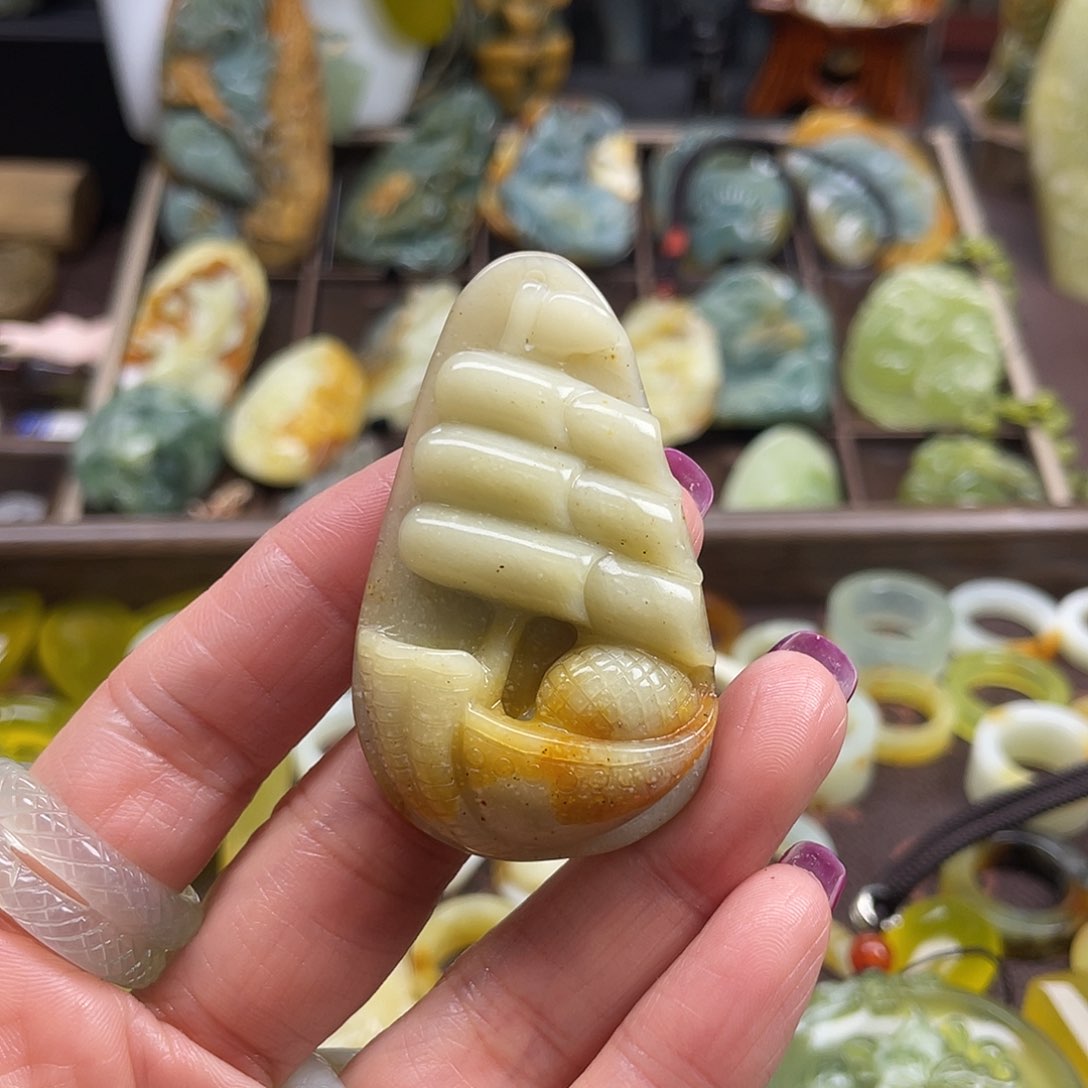 蛇纹石玉颈饰未镶嵌花玉原皮顺顺