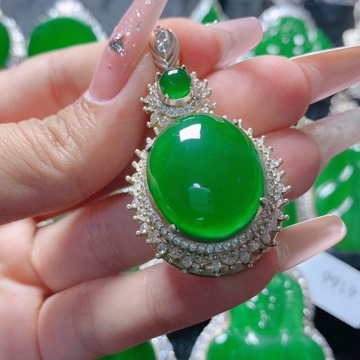 翡翠颈饰未镶嵌16。    