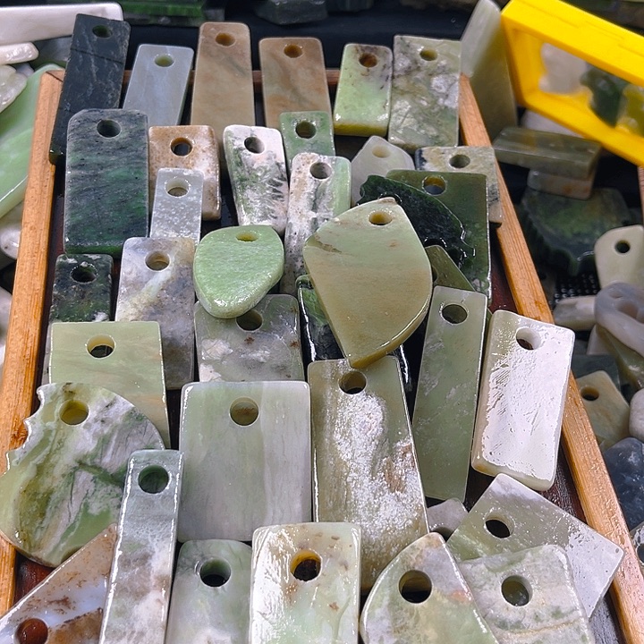 红***牛和田玉（糖玉）未镶嵌颈饰