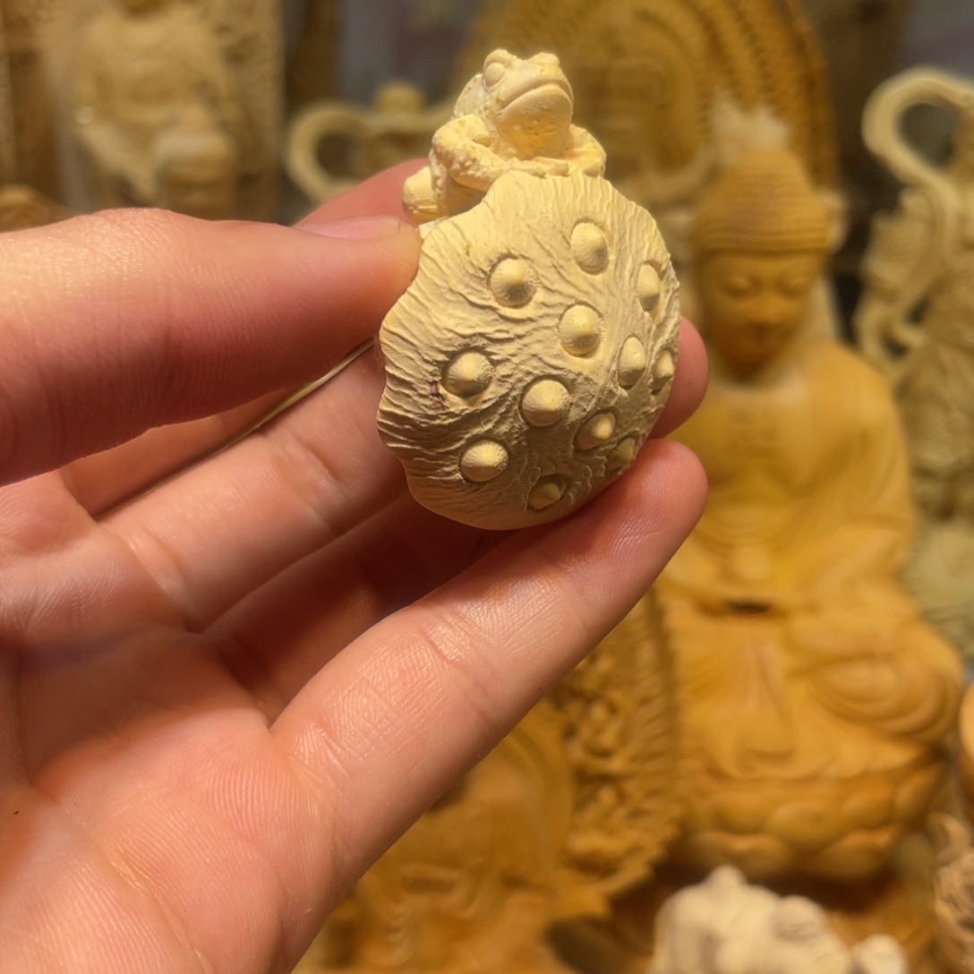 黄杨木小瑕疵莲蓬青蛙