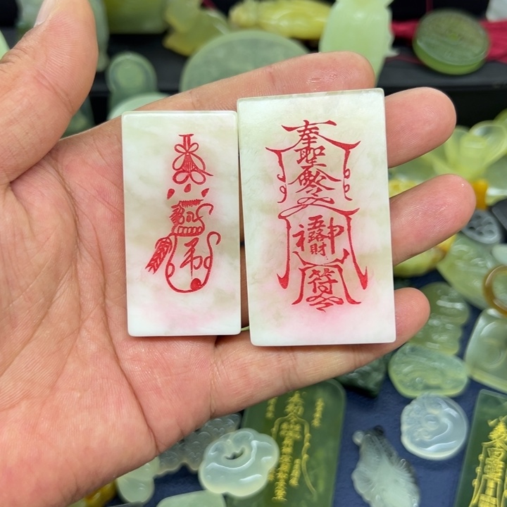 朝***拾未镶嵌蛇纹石玉颈饰