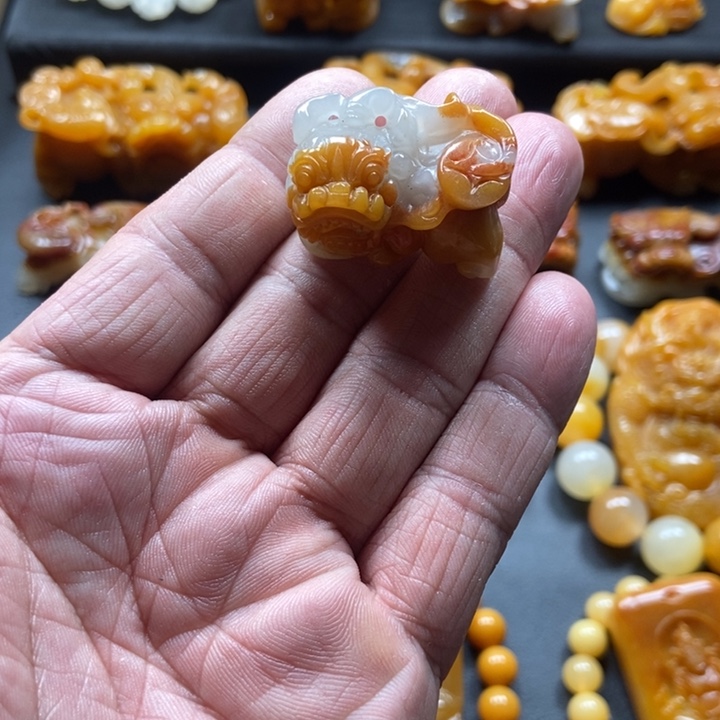 石英质玉（黄龙玉）未镶嵌颈饰